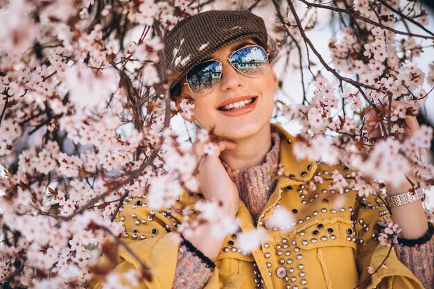 Portrait de femme en fleurs épanouies