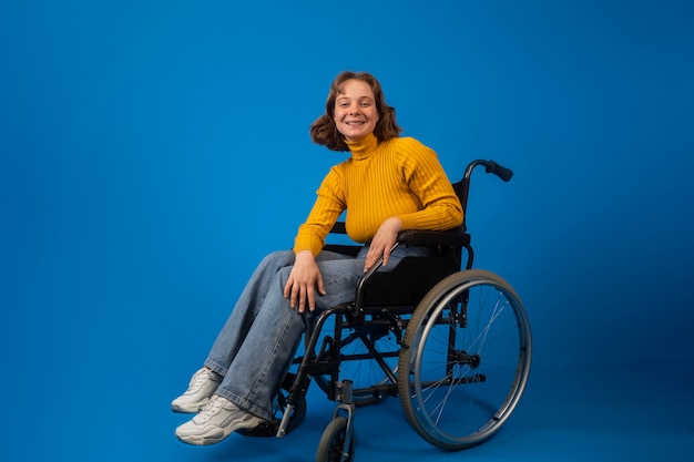 Photo gratuite portrait de femme handicapée en fauteuil roulant