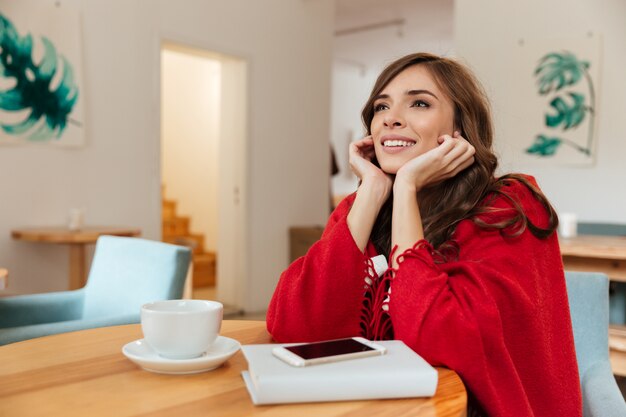 Portrait d'une femme heureuse au repos