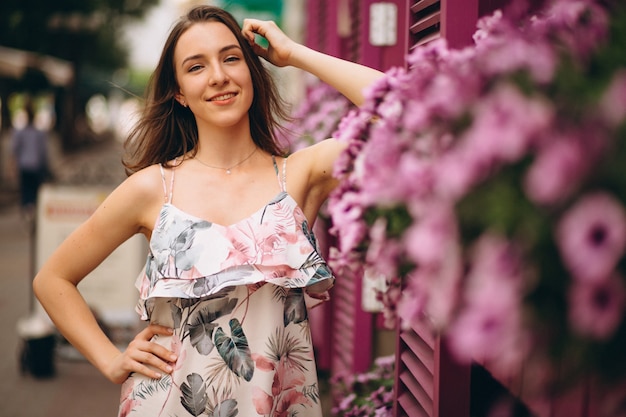 Portrait d&#39;une femme heureuse à l&#39;extérieur du café décoré de fleurs