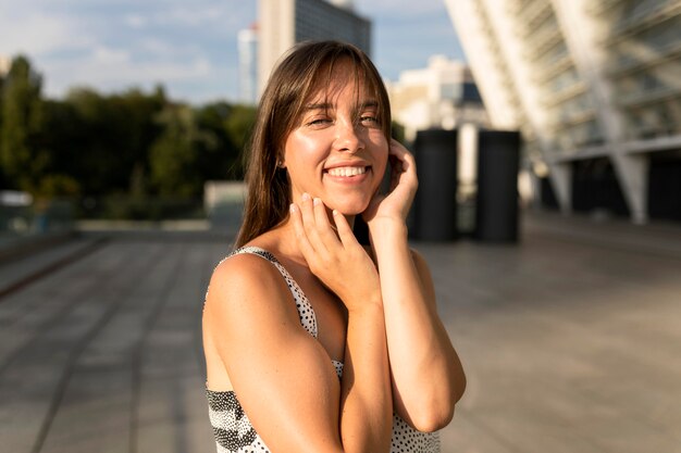 Portrait de femme heureuse à l'extérieur