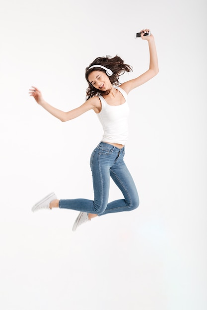 Portrait d'une femme heureuse habillée en débardeur