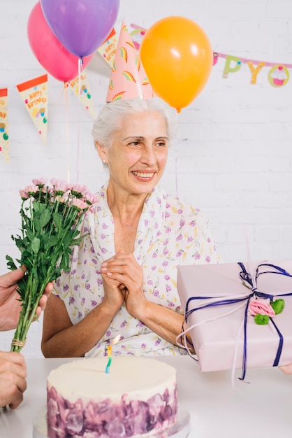 Photo gratuite portrait d'une femme heureuse pour son anniversaire