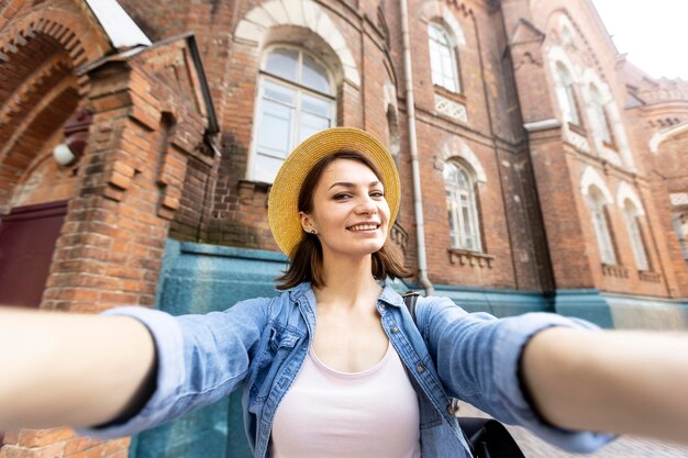 Portrait de femme heureuse prenant un selfie à l'extérieur