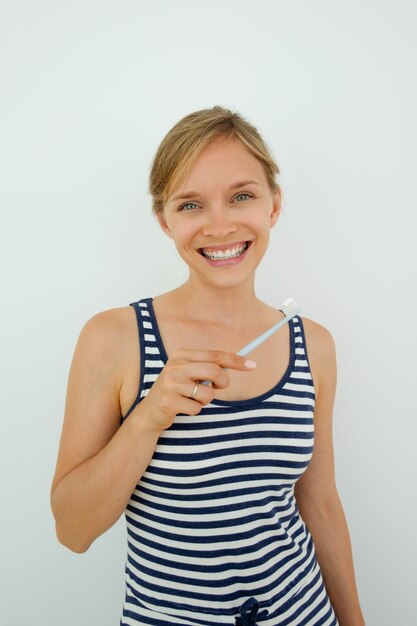 Portrait d&#39;une femme heureuse qui s&#39;occupe de ses dents