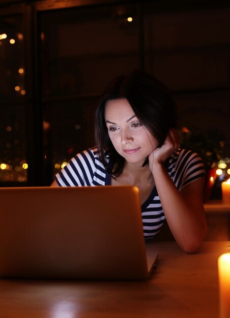 portrait de femme heureuse en regardant l'écran du pc