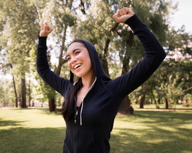 Portrait de femme heureuse de s'entraîner à l'extérieur