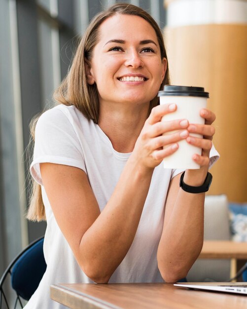 Portrait de femme heureuse souriant