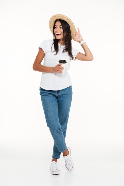 Portrait d'une femme heureuse souriante au chapeau