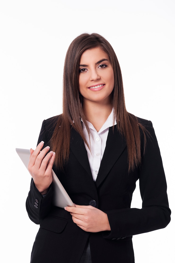 Photo gratuit portrait de femme heureuse avec tablette numérique