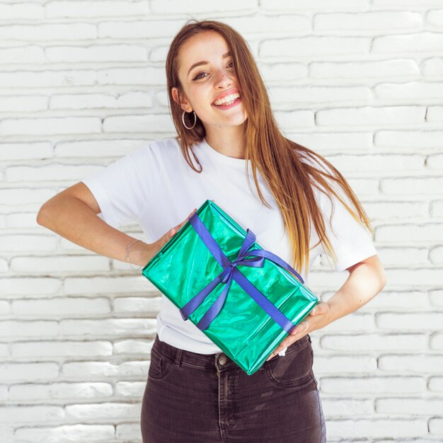 Portrait d&#39;une femme heureuse tenant un coffret vert