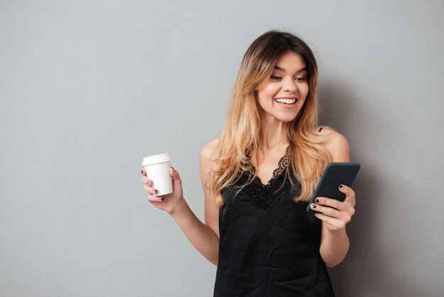 Portrait d'une femme heureuse tenant une tasse de café