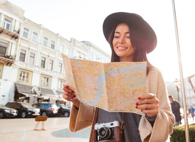 Portrait d'une femme heureuse touriste