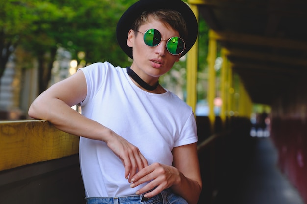 Portrait de femme hipster avec maquillage naturel et coupe courte bénéficiant de temps libre à l'extérieur