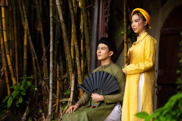 Portrait de femme et homme habillé en costume national vietnamien