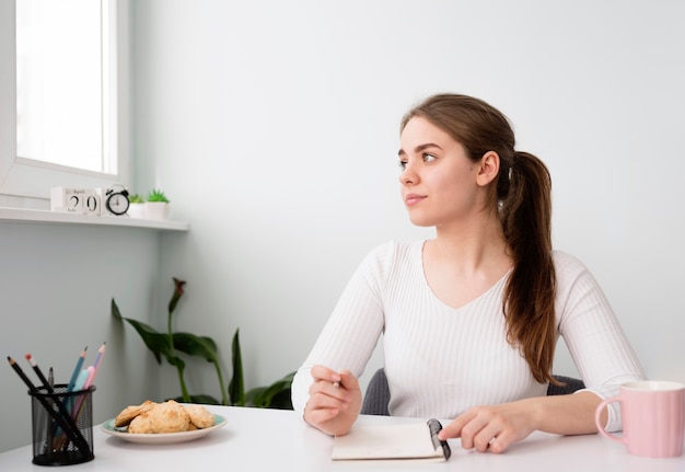 Portrait de femme indépendante travaillant à la maison dans l'ordre du jour