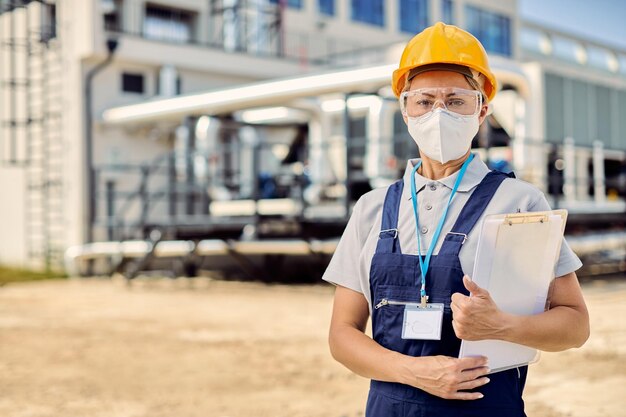 Portrait d'une femme ingénieur civil avec visage protecteur sur le chantier