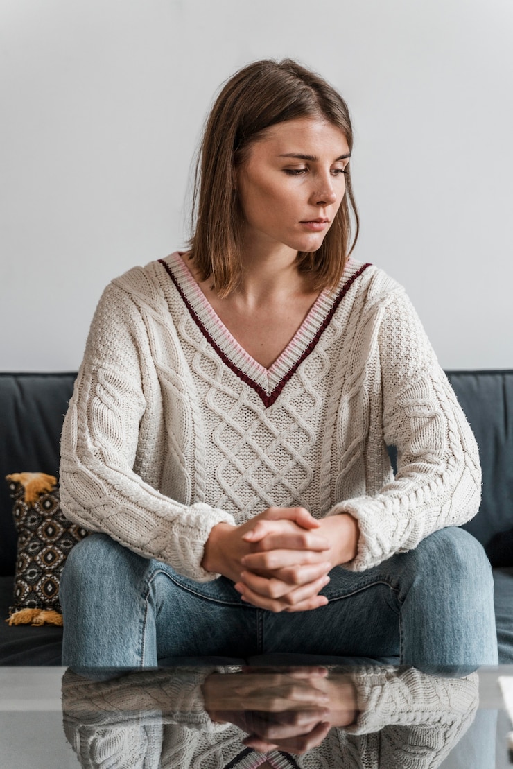 Photo gratuit portrait d'une femme inquiète