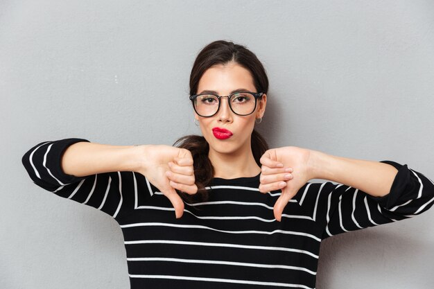 Portrait d'une femme insatisfaite à lunettes