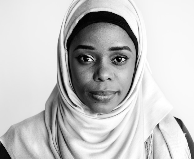 Portrait de femme islamique en regardant la caméra