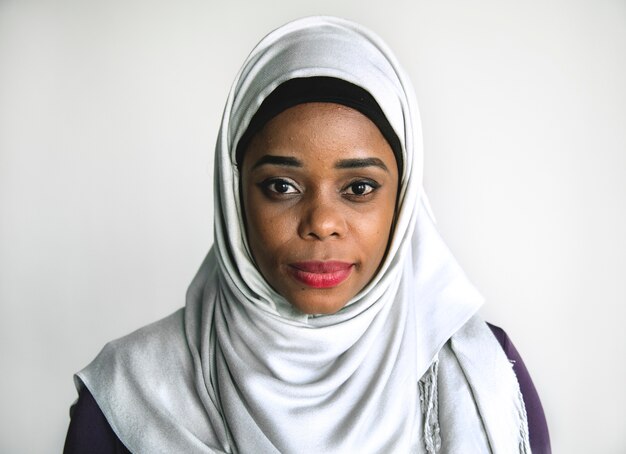 Portrait de femme islamique en regardant la caméra