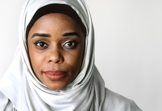 Photo gratuite portrait de femme islamique regardant la caméra