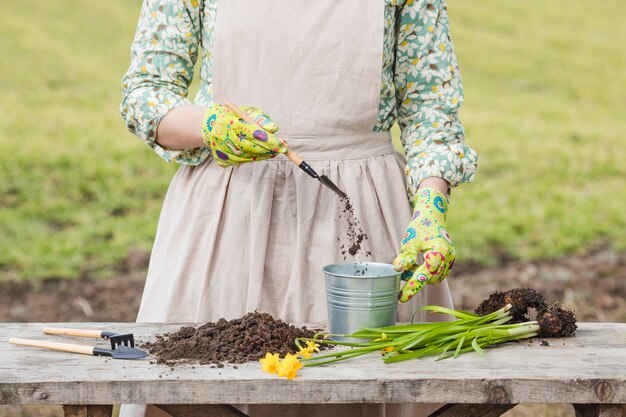 Photo gratuite portrait de femme jardinage