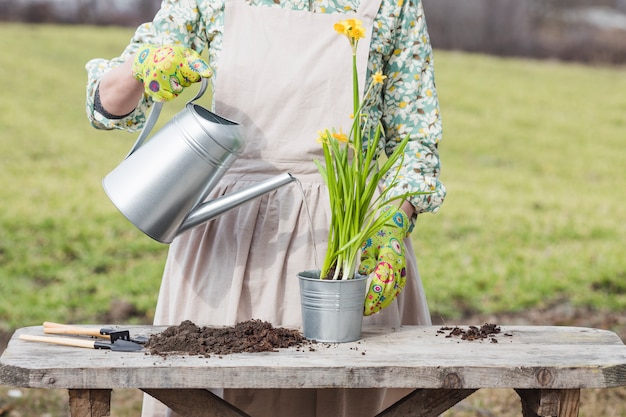 Portrait de femme jardinage