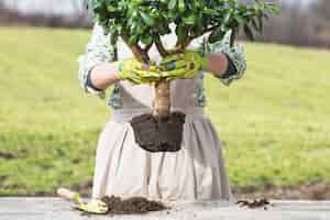 Photo gratuite portrait de femme jardinage