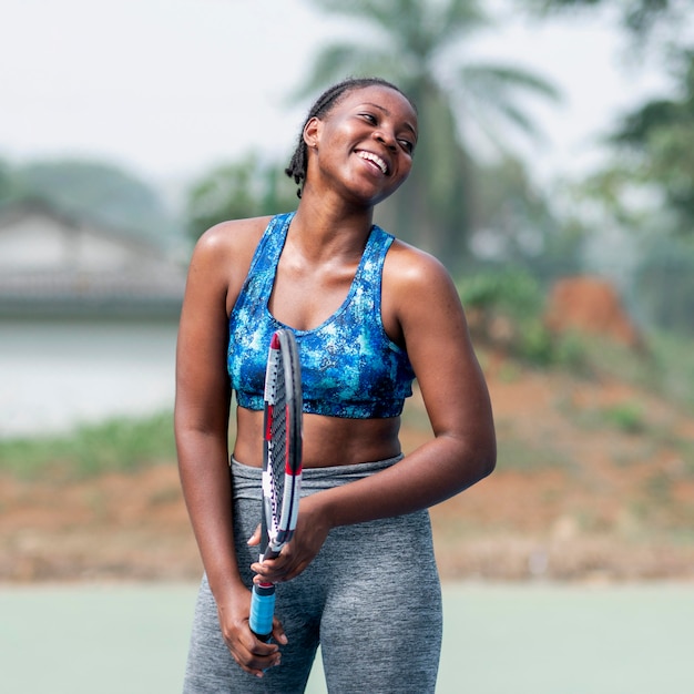 Portrait femme jouant au tennis