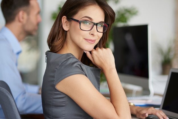 Photo gratuite portrait de femme joyeuse au bureau