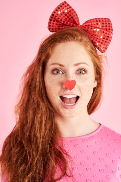 Portrait de femme joyeuse criant au studio shot