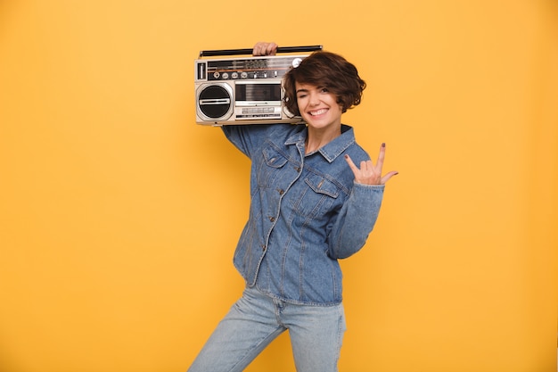 Portrait d'une femme joyeuse souriante vêtue d'une veste en jean