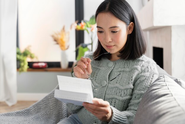 Portrait de femme lisant une lettre