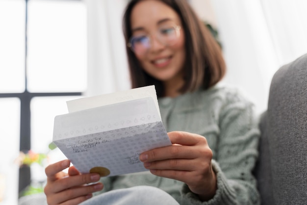 Portrait De Femme Lisant Une Lettre