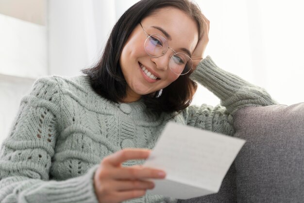 Portrait de femme lisant une lettre