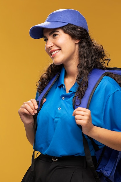 Portrait de femme livreur avec sac à dos