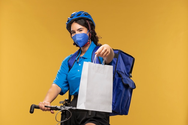 Portrait de femme livreur avec vélo et sac à dos