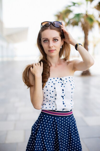 Photo gratuite portrait d'une femme avec des lunettes et des palmiers