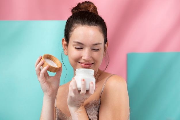 Photo gratuite portrait d'une femme magnifique tenant un récipient de poudre