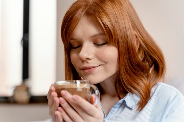 Portrait femme à la maison, boire du café