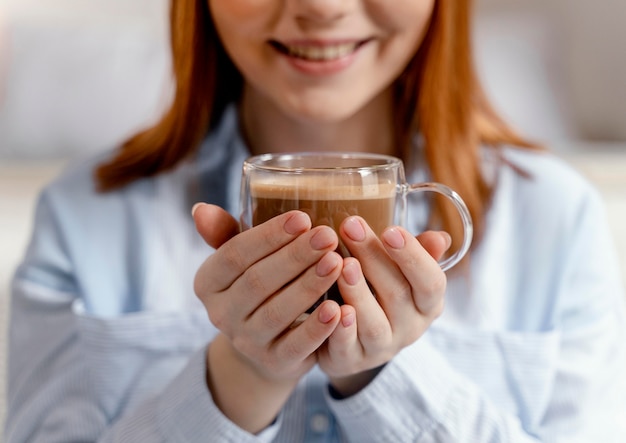 Portrait femme à la maison, boire du café