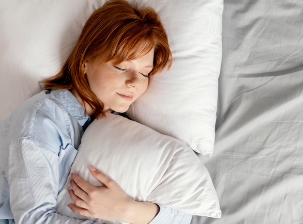 Portrait femme à la maison dormir