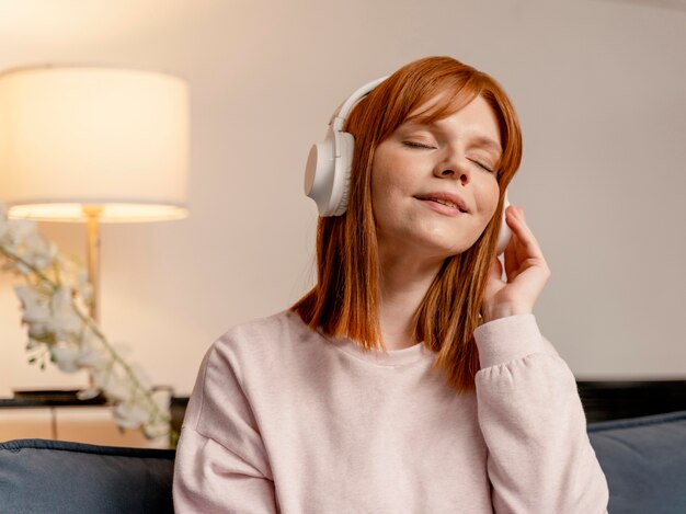 Portrait femme à la maison écoute de la musique