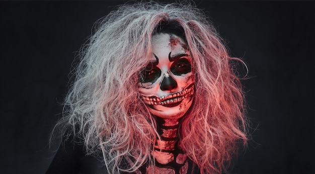 Portrait de femme avec maquillage crâne