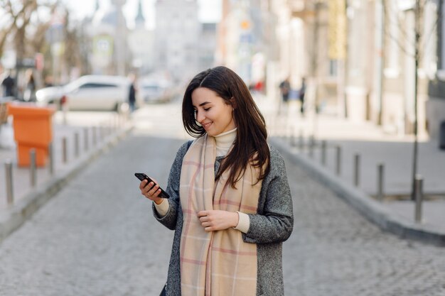 Portrait de femme marchant dans la rue