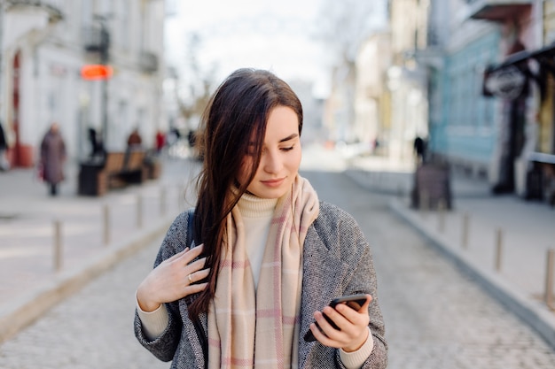 Portrait de femme marchant dans la rue