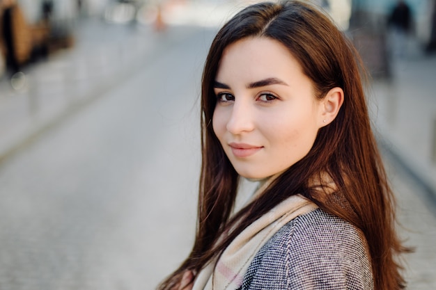 Portrait de femme marchant dans la rue