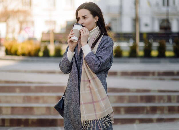 Portrait de femme marchant dans la rue