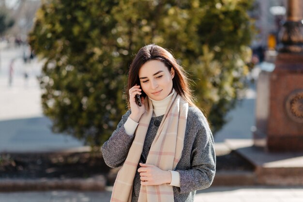 Portrait de femme marchant dans la rue